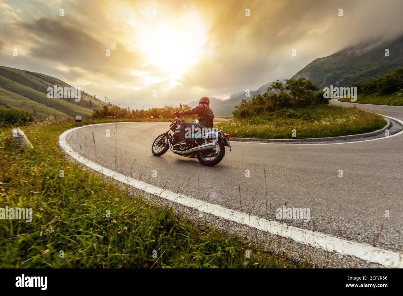 Conducteur de moto dans le paysage alpin. Photo de style de vie avec effet de flou de mouvement. Banque D'Images