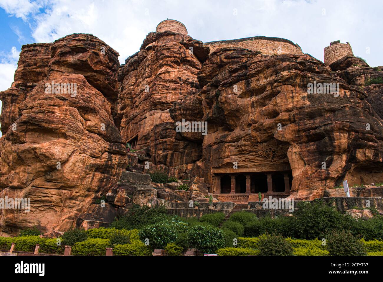 Photo grand angle d'un site du patrimoine mondial ayant des montagnes de grès à badami, Karnataka Banque D'Images