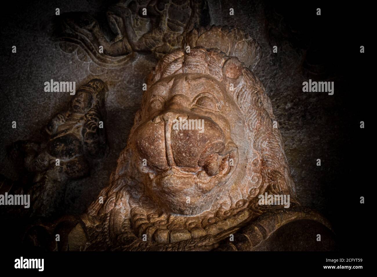 Ugra narasimha dieu indien face à la statue en pierre à Badami. Banque D'Images