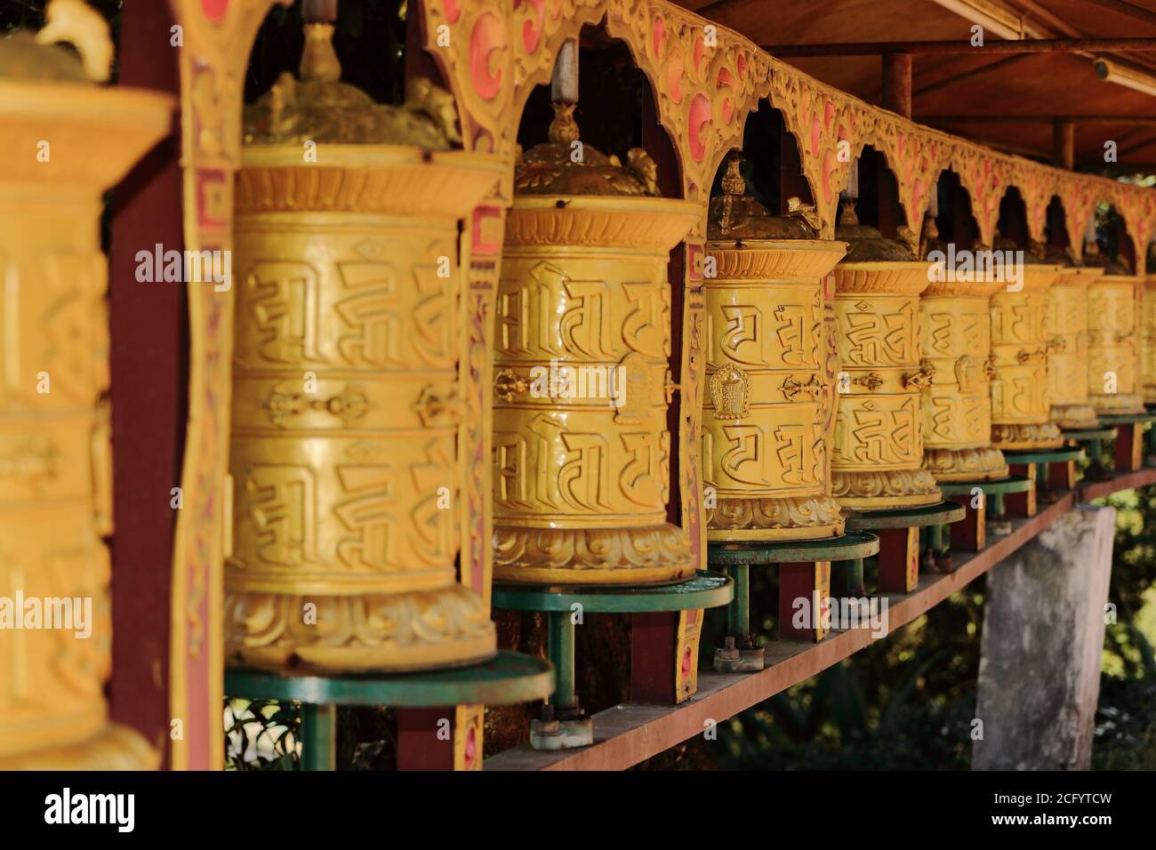 La prière bouddhiste roulée dans un monastère tibétain En Inde Sikkim Photo Stock Alamy