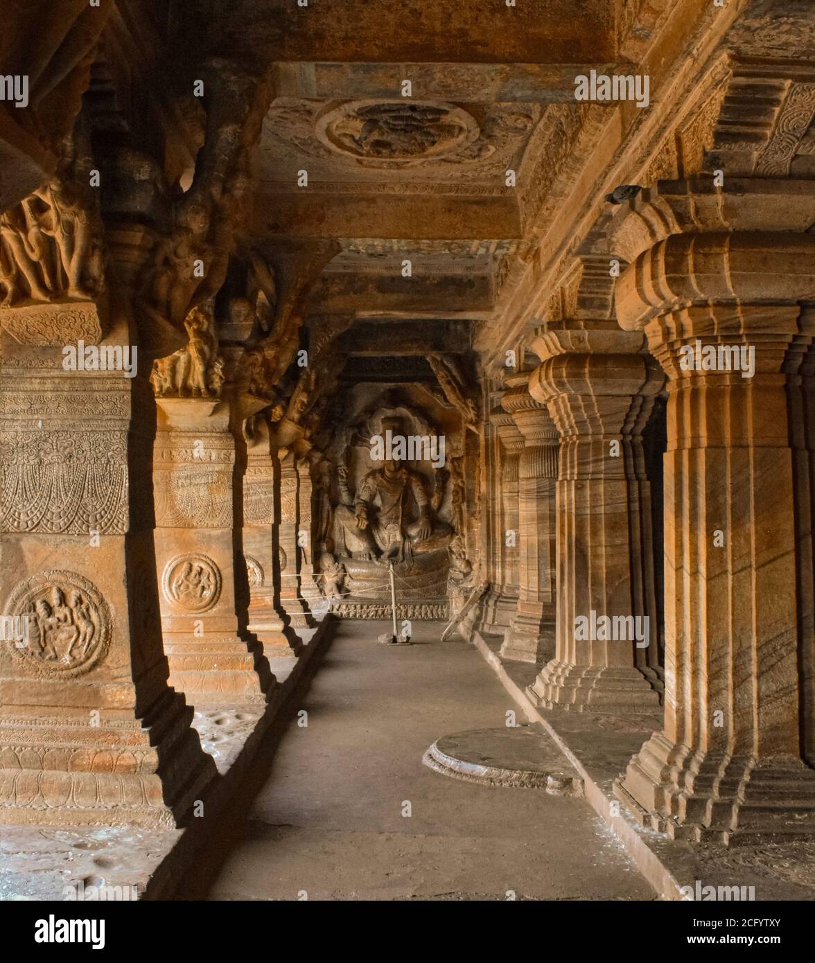 Rangée de piliers de pierre ayant d'anciennes sculptures architecturales à badami, Karnataka. Banque D'Images