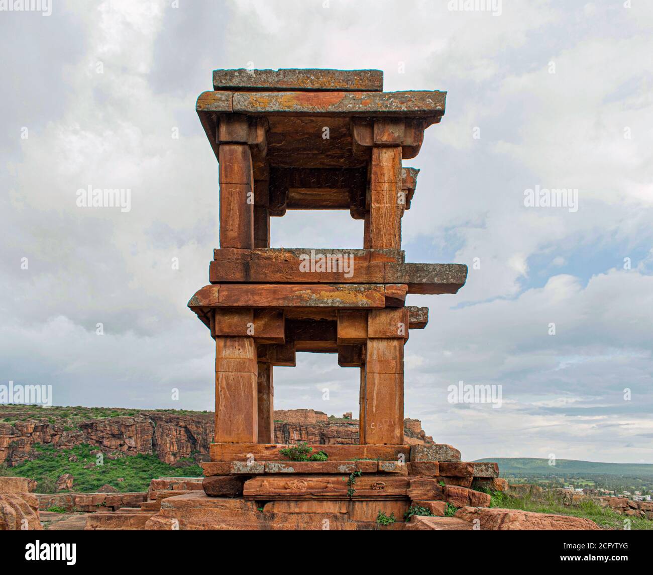 Mur d'entrée construit entre les deux grands rochers de grès à Badami, Karnataka. Banque D'Images