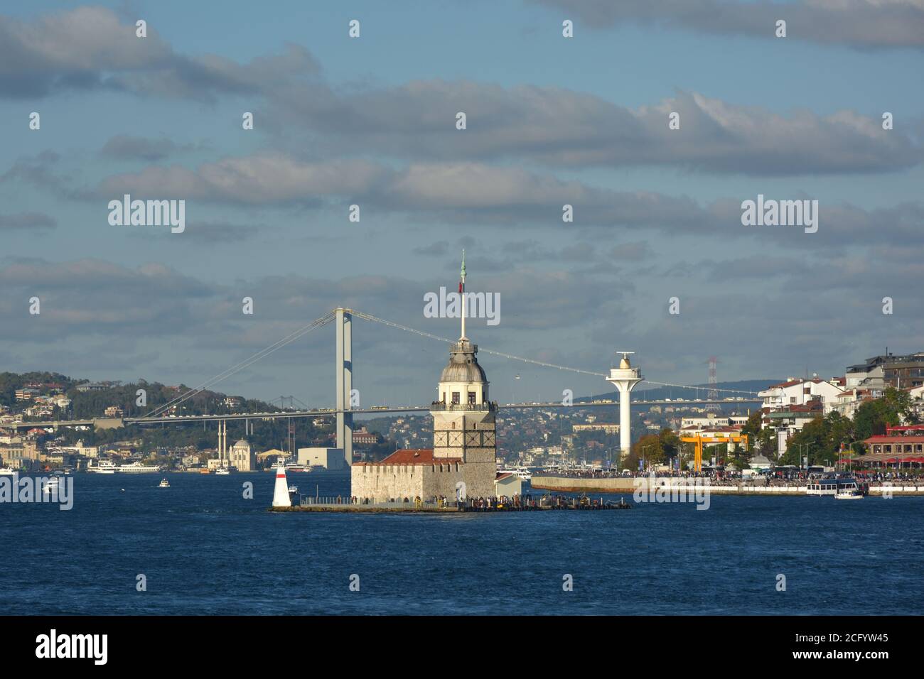 Tour de la jeune fille (Kız Kulesi) avec le pont du Bosphore, Ortakoy et Uskudar en arrière-plan, Istanbul, Turquie Banque D'Images