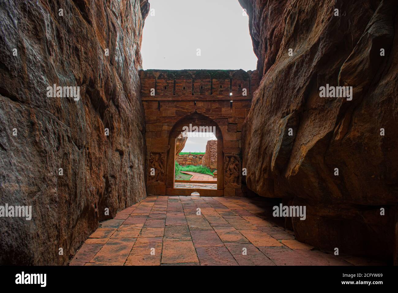 Mur d'entrée construit entre les deux grands rochers de grès à Badami, Karnataka. Banque D'Images