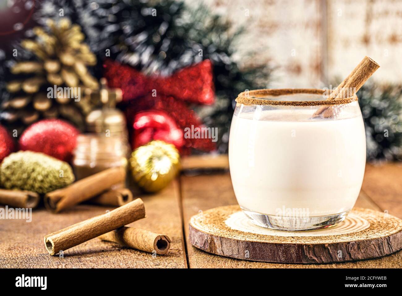 Lait de poule chaud typique de Noël, fait à la maison partout dans le monde, à base d'œufs et d'alcool. Appelé aubergine, lait d'homme d'Auld, lait et pisco, momo cola Banque D'Images