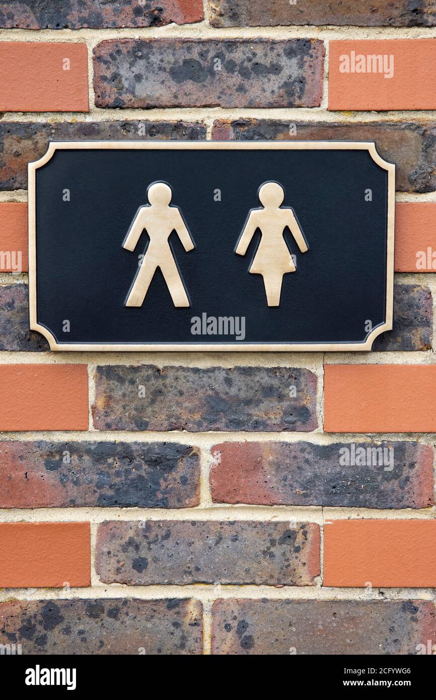 Signe des figures mâles et femelles à l'extérieur des toilettes publiques à Illustrer les questions de genre Banque D'Images