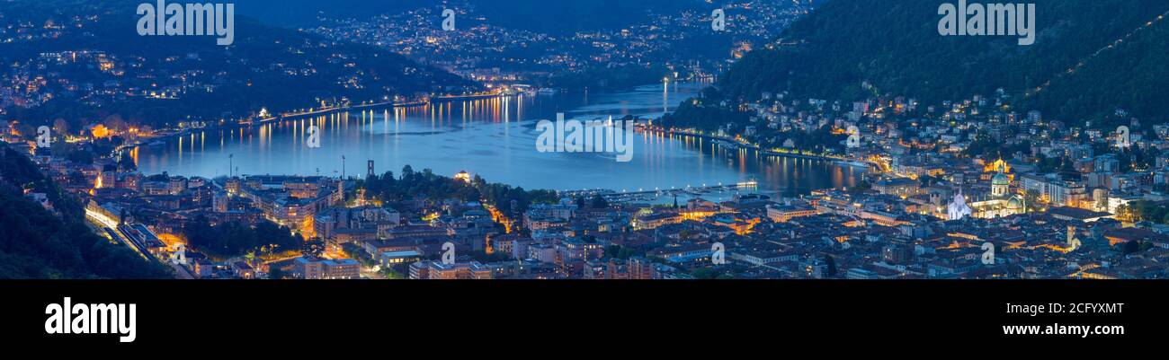 Como - le panorama de la ville avec la Cathédrale et le lac de Côme au crépuscule. Banque D'Images