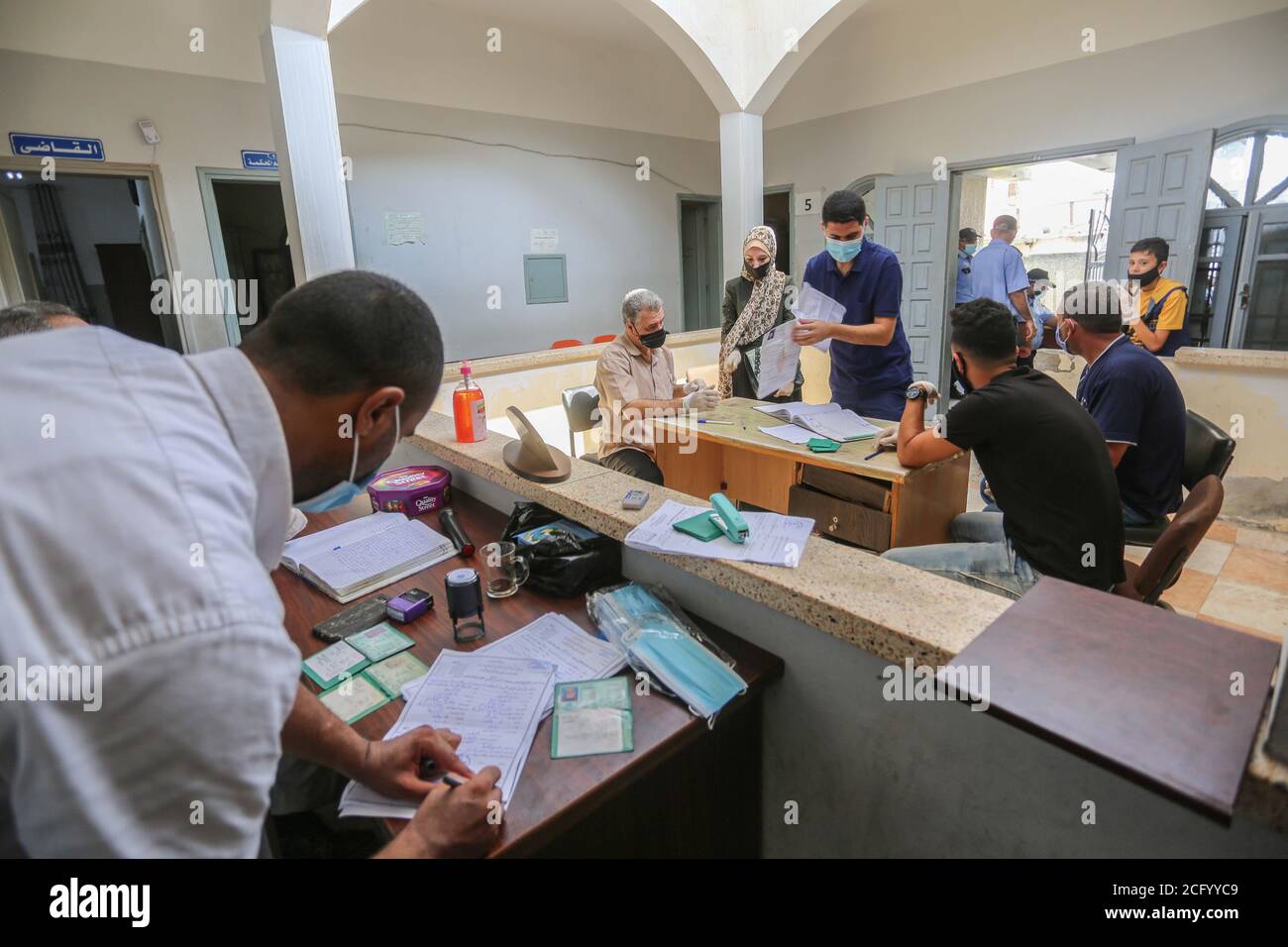 Nuseirat, la bande de Gaza, Palestine. 8 septembre 2020. Les tribunaux de la bande de Gaza ont rouvert leurs portes en utilisant des mesures de sécurité pour les contrats de mariage, le Ministère de la Santé a déclaré que le nombre de cas dans la bande de Gaza était passé à 1,151, dont neuf morts et 89 recouvrements. Crédit : Mahmoud Khatab/Quds Net News/ZUMA Wire/Alay Live News Banque D'Images