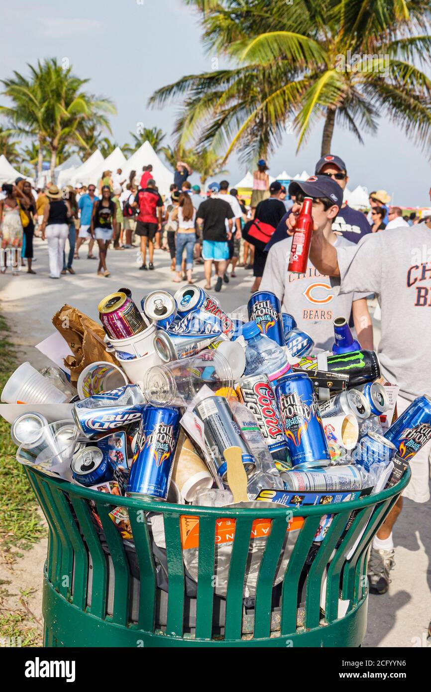 Miami Beach Florida, Super Bowl XLI poubelle publique plein débordement, aluminium soda cola bière boîtes en plastique, Banque D'Images