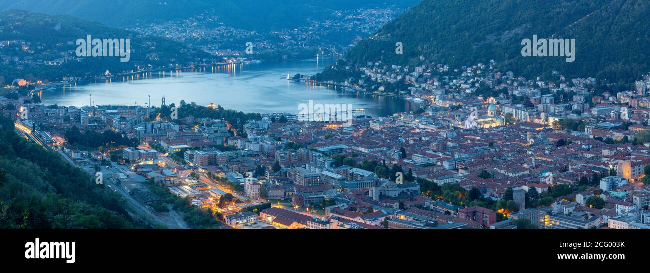 Como - le panorama de la ville avec la Cathédrale et le lac de Côme au crépuscule. Banque D'Images