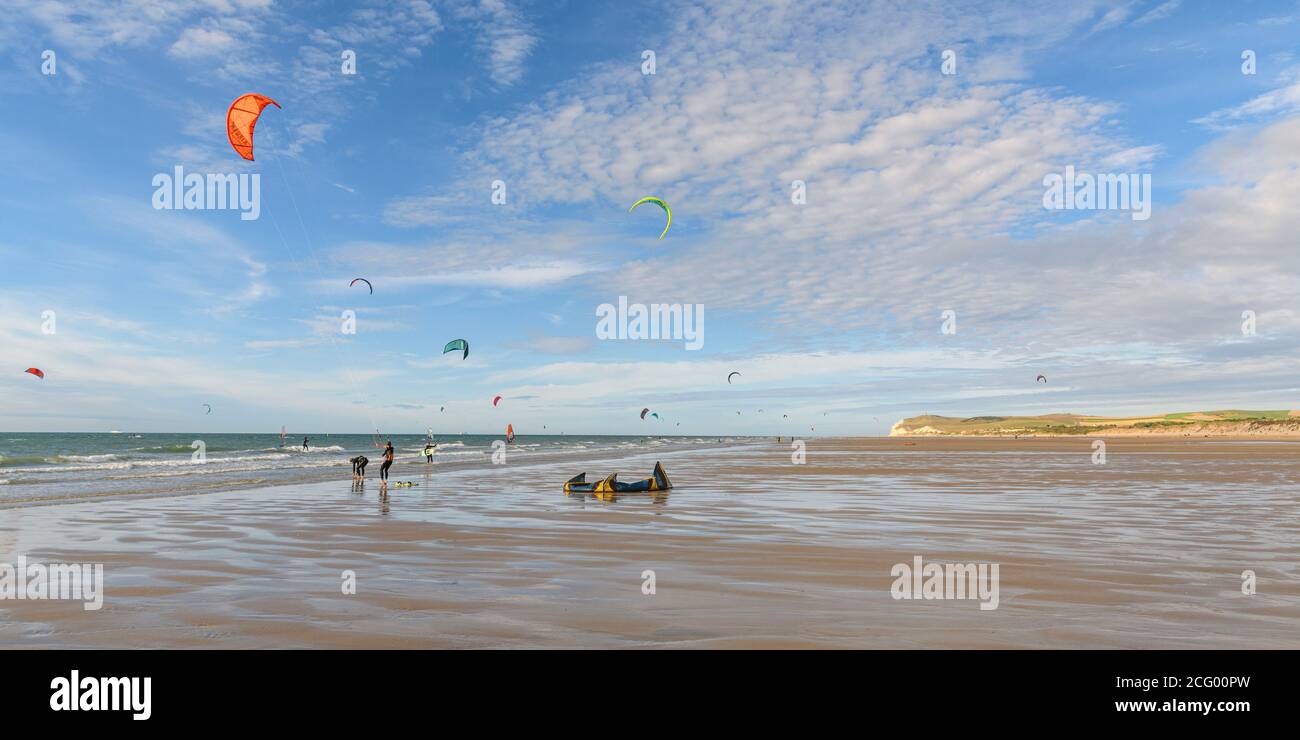 France, pas-de-Calais (62), Côte d'Opale, site des deux capes, Wissant, la plage de Wissant accueille de nombreux kitesurfers par temps venteux Banque D'Images