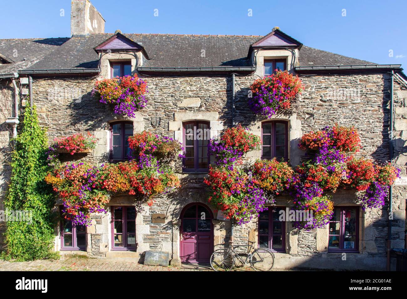 France, Morbihan, Rochefort en Terre, façade fleurie sur la place du puits à Rochefort en Terre, le village préféré des Français 2016 Banque D'Images