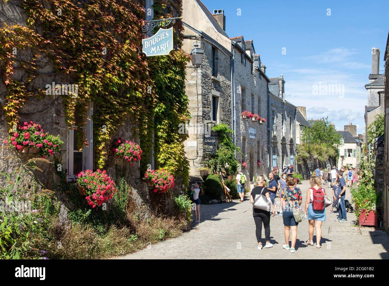 France, Morbihan, Rochefort en Terre, jardinière et maisons fleuries à Rochefort en Terre, le village préféré des Français 2016 Banque D'Images