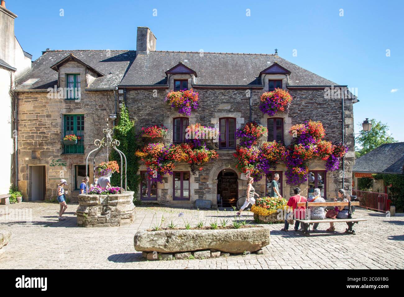 France, Morbihan, Rochefort en Terre, le puits fleuri de la place du puits à Rochefort en Terre, le village préféré des Français 2016 Banque D'Images