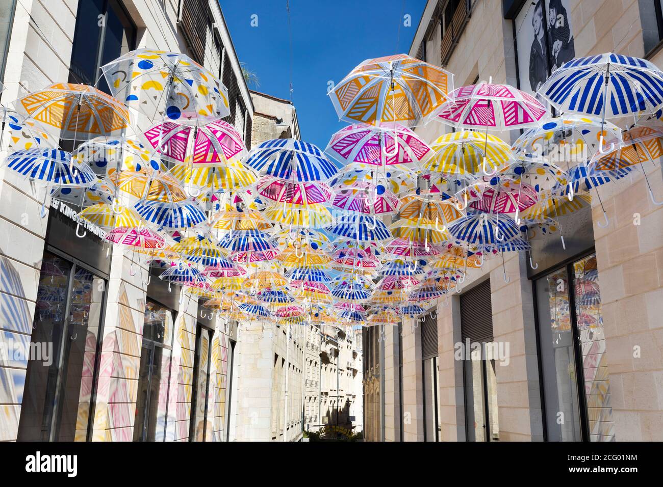 France, Gironde, Bordeaux, parapluie dans les rues de la ville Photo Stock  - Alamy