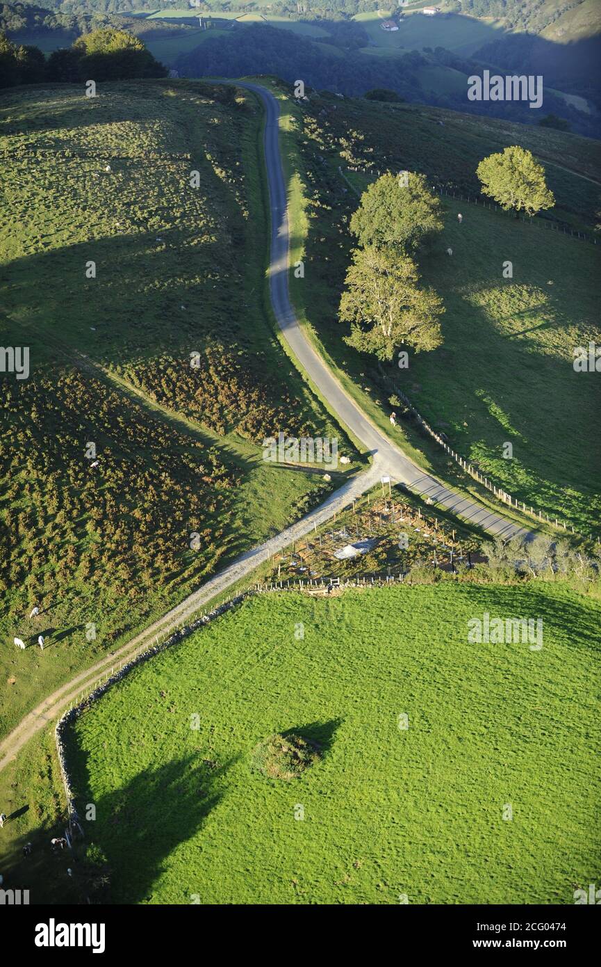 France, Pyrénées-Atlantiques, de nombreux départements traversent les paysages verdoyants et vallonnés du pays Basque (vue aérienne) Banque D'Images