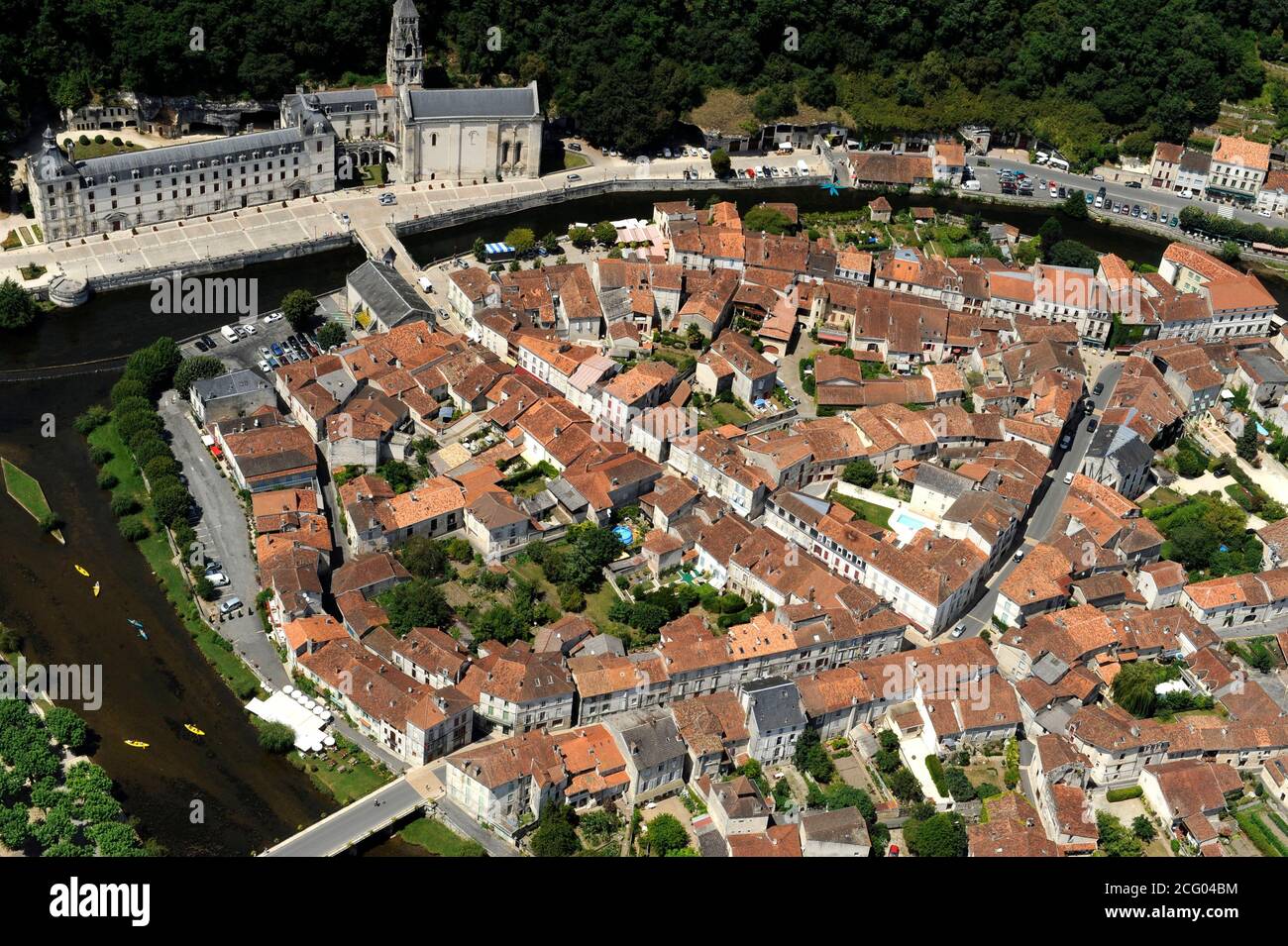 France, Dordogne, Brantome, la ville et l'abbaye Saint-Pierre (vue aérienne) Banque D'Images