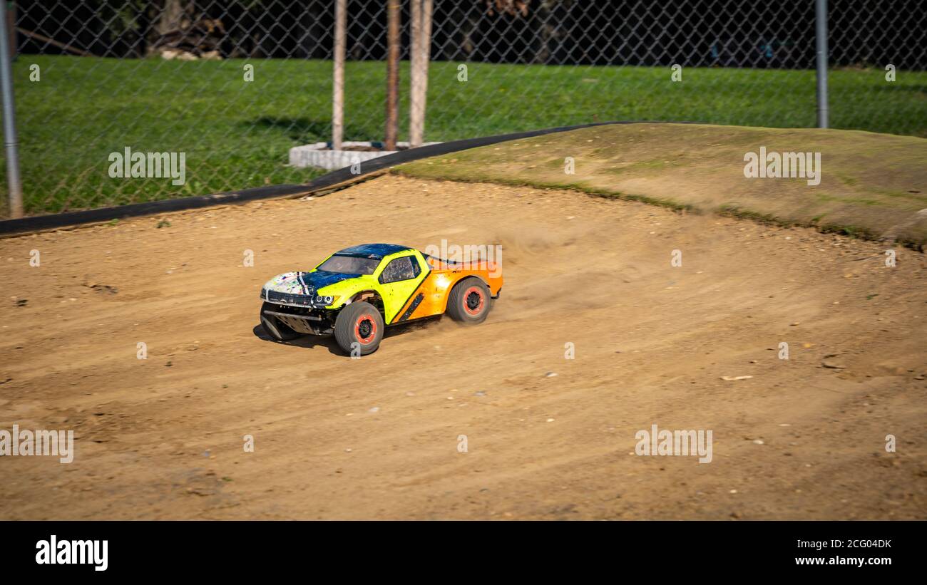 Court-plat de RC sur une piste en offroad Banque D'Images