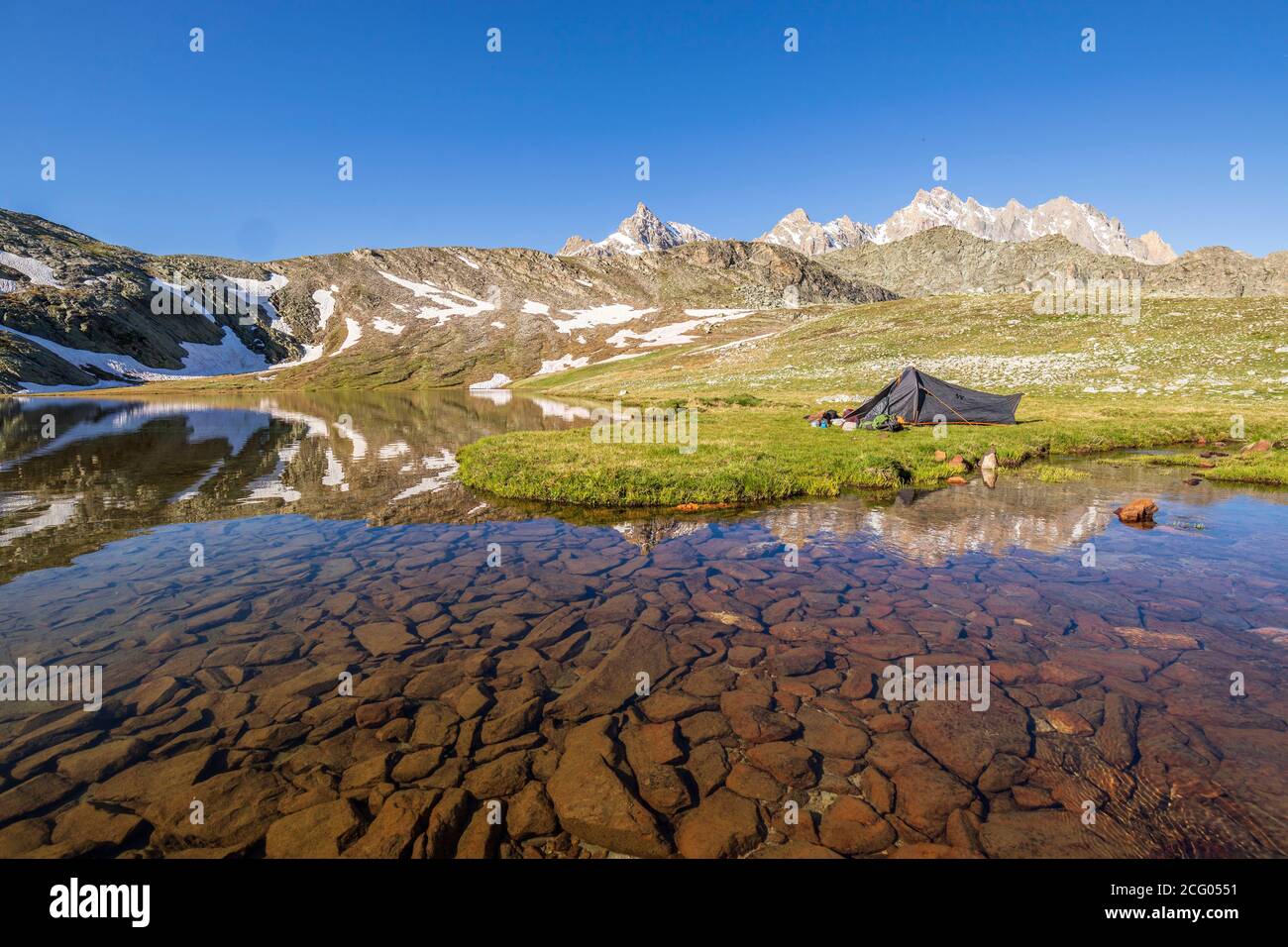 France, Alpes-de-haute-Provence, Saint-Paul-sur-Ubaye, bivouac aux lacs de  Roure (2558 m), en arrière-plan l'aiguille de Chambeyron (3412 m), le Photo  Stock - Alamy