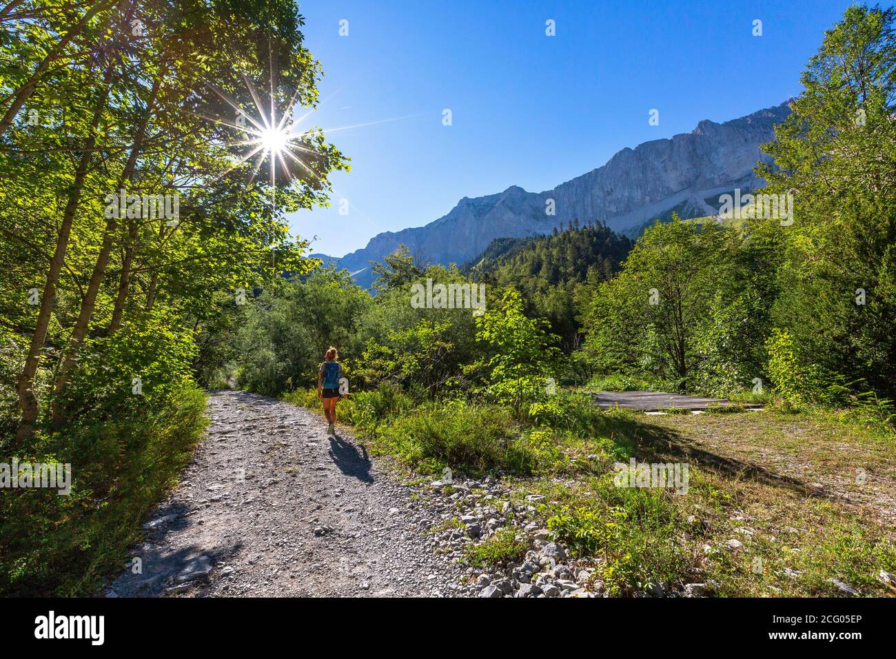 France, Drôme, Parc naturel régional du Vercors, vallée de Jarjatte, randonnée féminine Banque D'Images