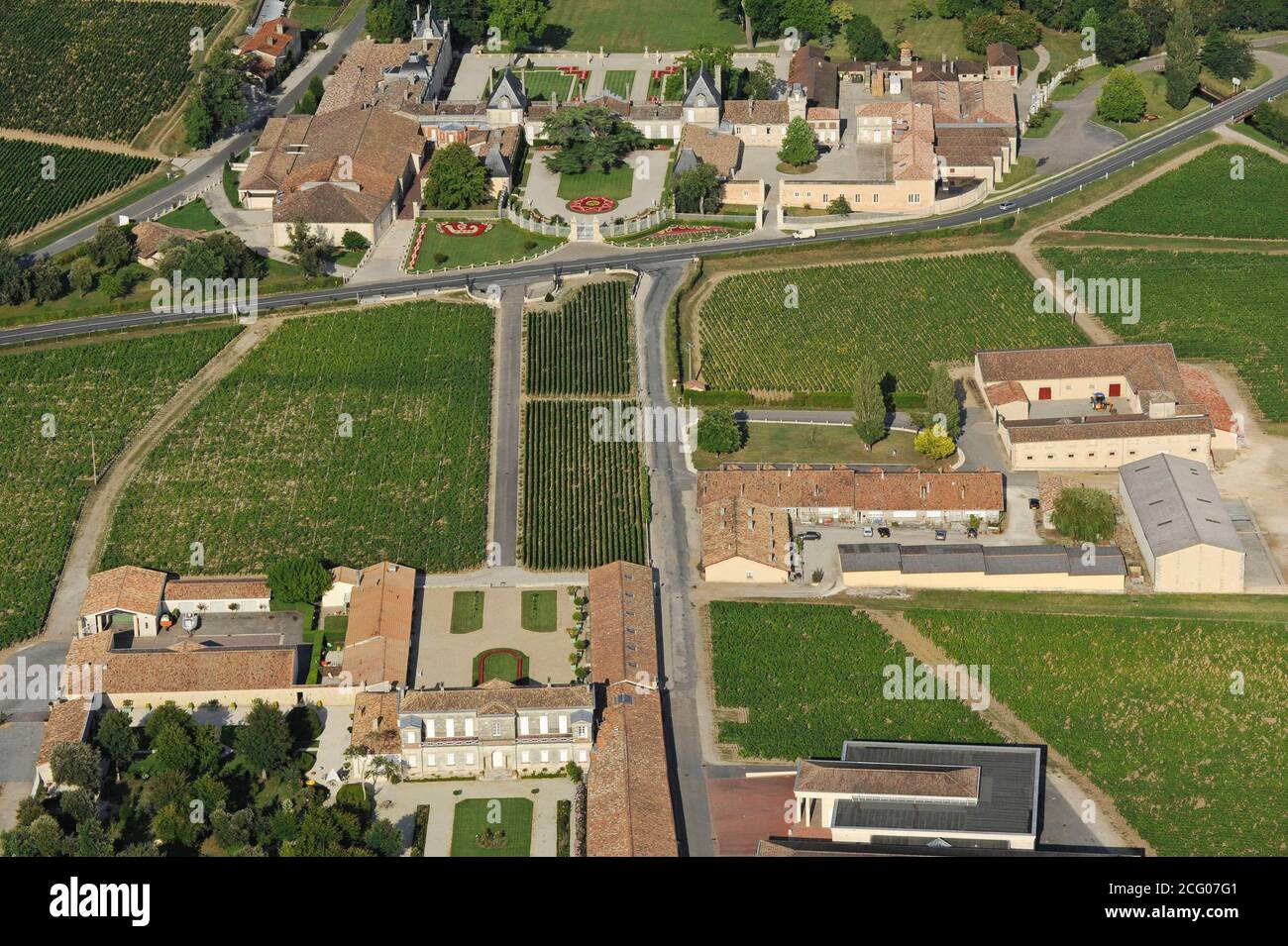 France, Gironde, Saint Julien Beychevelle, le vignoble et le château de Ducru Beaucaillou dans le Médoc, deuxième Grand cru en 1855 (vue aérienne) Banque D'Images