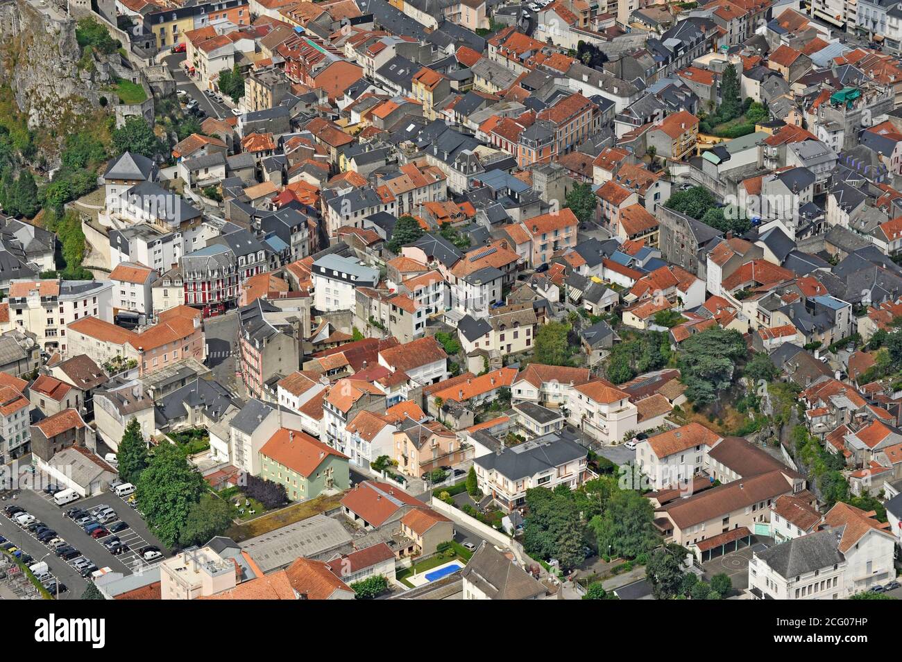 France, Hautes Pyrénées, Lourdes, haut lieu de pèlerinage pour les catholiques (vue aérienne) Banque D'Images