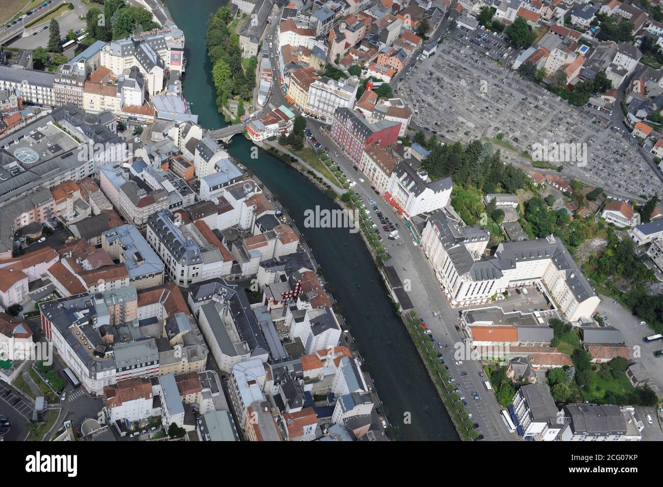 France, Hautes Pyrénées, Lourdes, haut lieu de pèlerinage pour les catholiques (vue aérienne) Banque D'Images