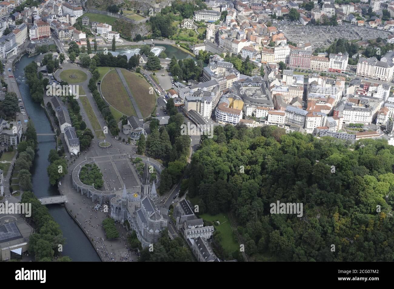France, Hautes Pyrénées, Lourdes, haut lieu de pèlerinage pour les catholiques (vue aérienne) Banque D'Images