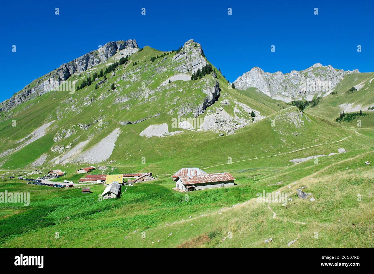 France, haute Savoie, randonnée autour des cornets de Bise, les chalets de  Bise et les sommets de Benevent et de Pavis (2075m Photo Stock - Alamy