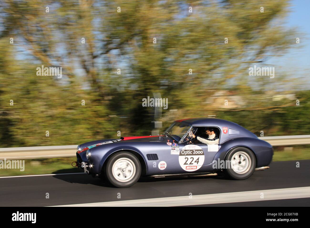 AC Cobra en roulant sur les routes de campagne françaises à 2020 TOUR AUTO Optic 2000 Banque D'Images