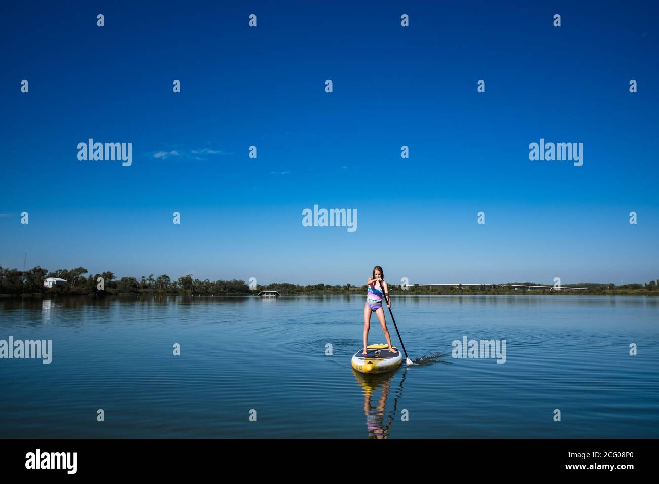 Paddleboard de fille dans le lac à l'extérieur de lawrence kansas Banque D'Images