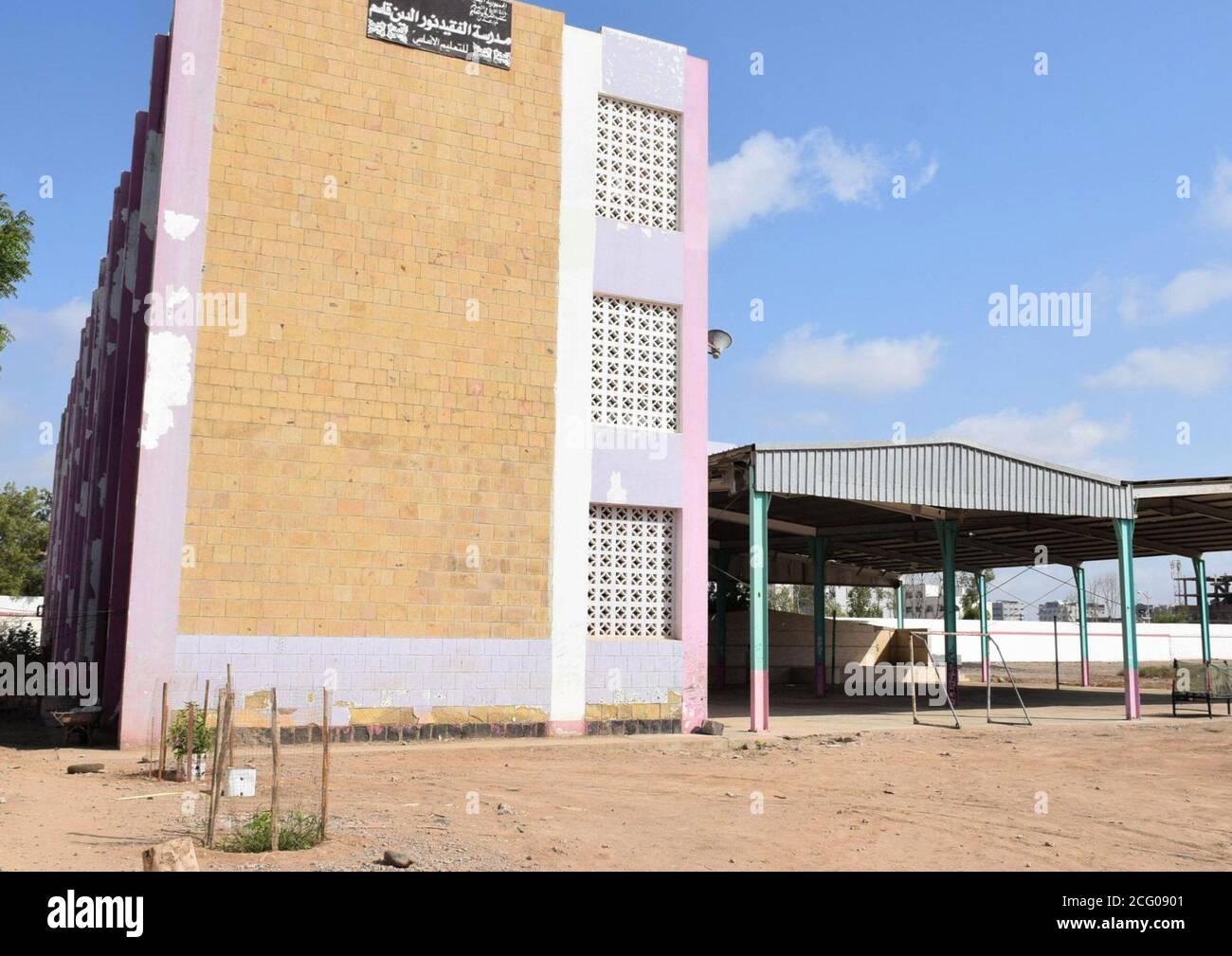 Aden, Yémen. 8 septembre 2020. Une école est vue vide à Aden, Yémen, le 8 septembre 2020. POUR ALLER AVEC "Feature: Les enseignants de grève interrompt les étudiants yéménites de retour à l'école comme COVID-19 ralentit" crédit: Murad Abdo/Xinhua/Alamy Live News Banque D'Images