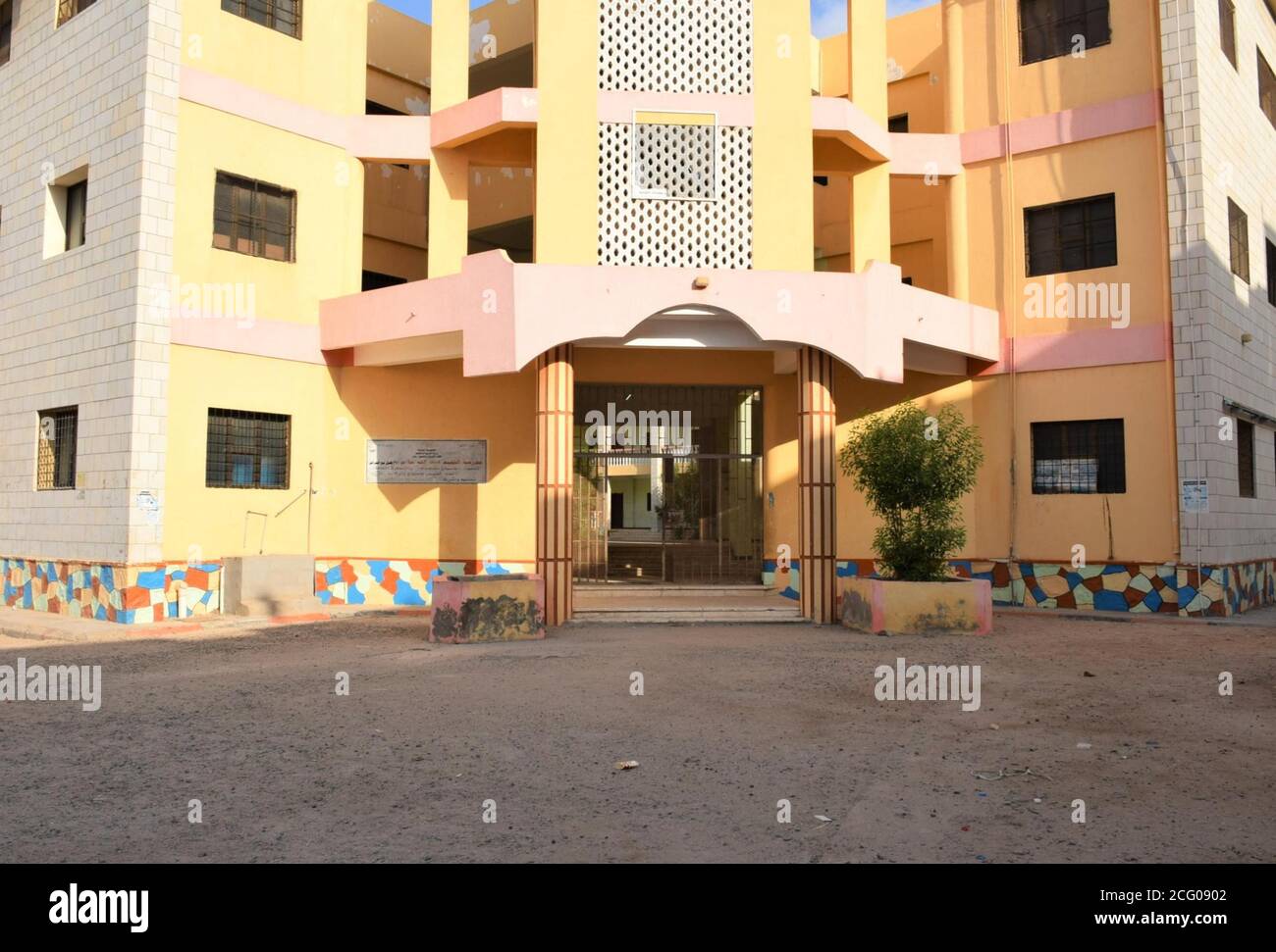 Aden, Yémen. 8 septembre 2020. Une école est vue vide à Aden, Yémen, le 8 septembre 2020. POUR ALLER AVEC "Feature: Les enseignants de grève interrompt les étudiants yéménites de retour à l'école comme COVID-19 ralentit" crédit: Murad Abdo/Xinhua/Alamy Live News Banque D'Images