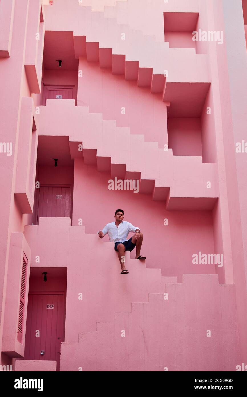 Jeune latin dans la 'Muralla Roja' à Calpe, Espagne Banque D'Images