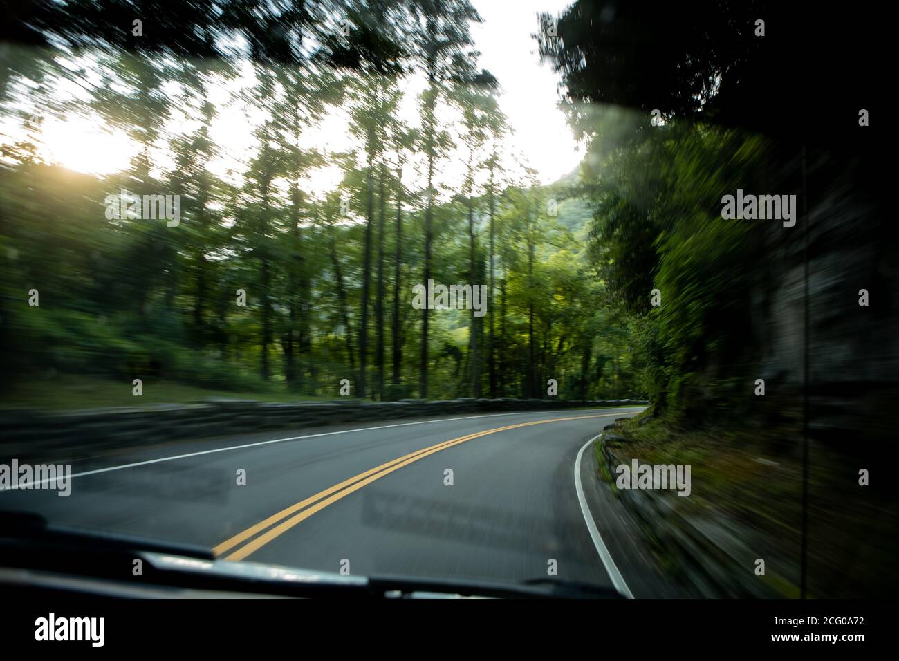 Coucher de soleil sur la route de la montagne dans le parc national de Great Smoky Mountain Banque D'Images