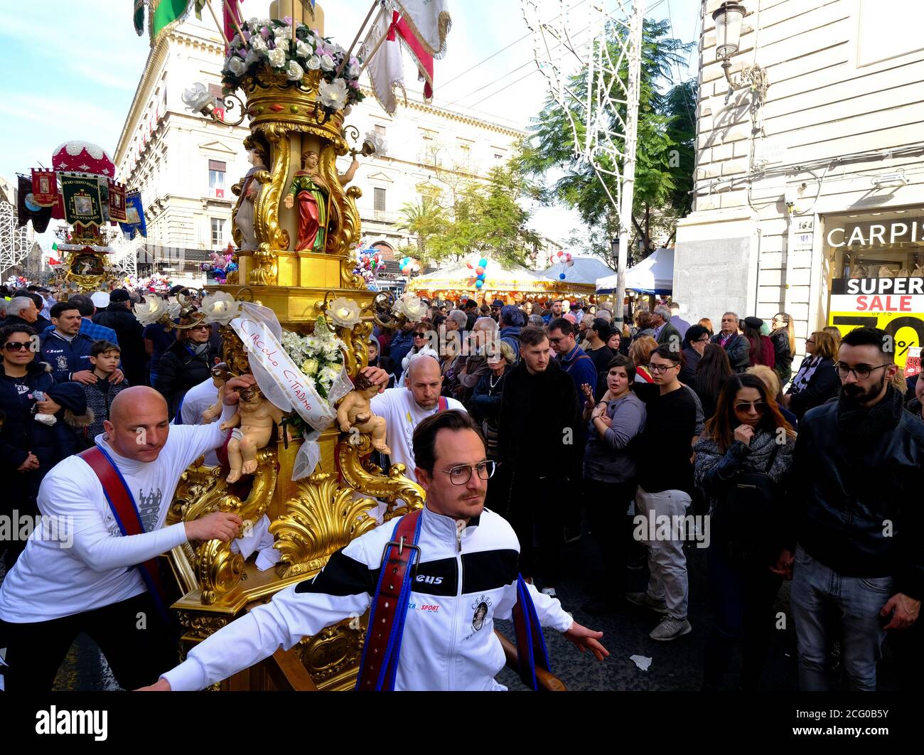 Fidèles portant la Candelora à la fête de Saint Agatha, Catane, Italie Banque D'Images