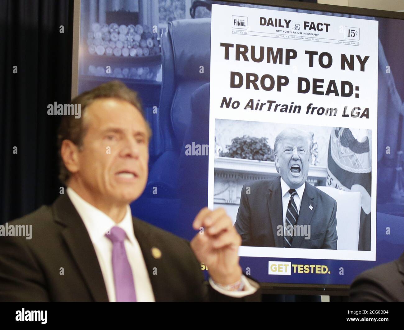 New York, États-Unis. 08 septembre 2020. Le gouverneur de New York Andrew Cuomo se plaint du président Donald Trump et de sa gestion de la pandémie du coronavirus lorsqu'il tient un exposé sur la COVID-19 à New York le mardi 8 septembre 2020. Gov. Cuomo a donné des raisons de ne pas rouvrir les restaurants intérieurs à New York et aussi que toutes les écoles K-12 de l'État soumettront un rapport quotidien Covid-19. Photo de John Angelillo/UPI crédit: UPI/Alay Live News Banque D'Images