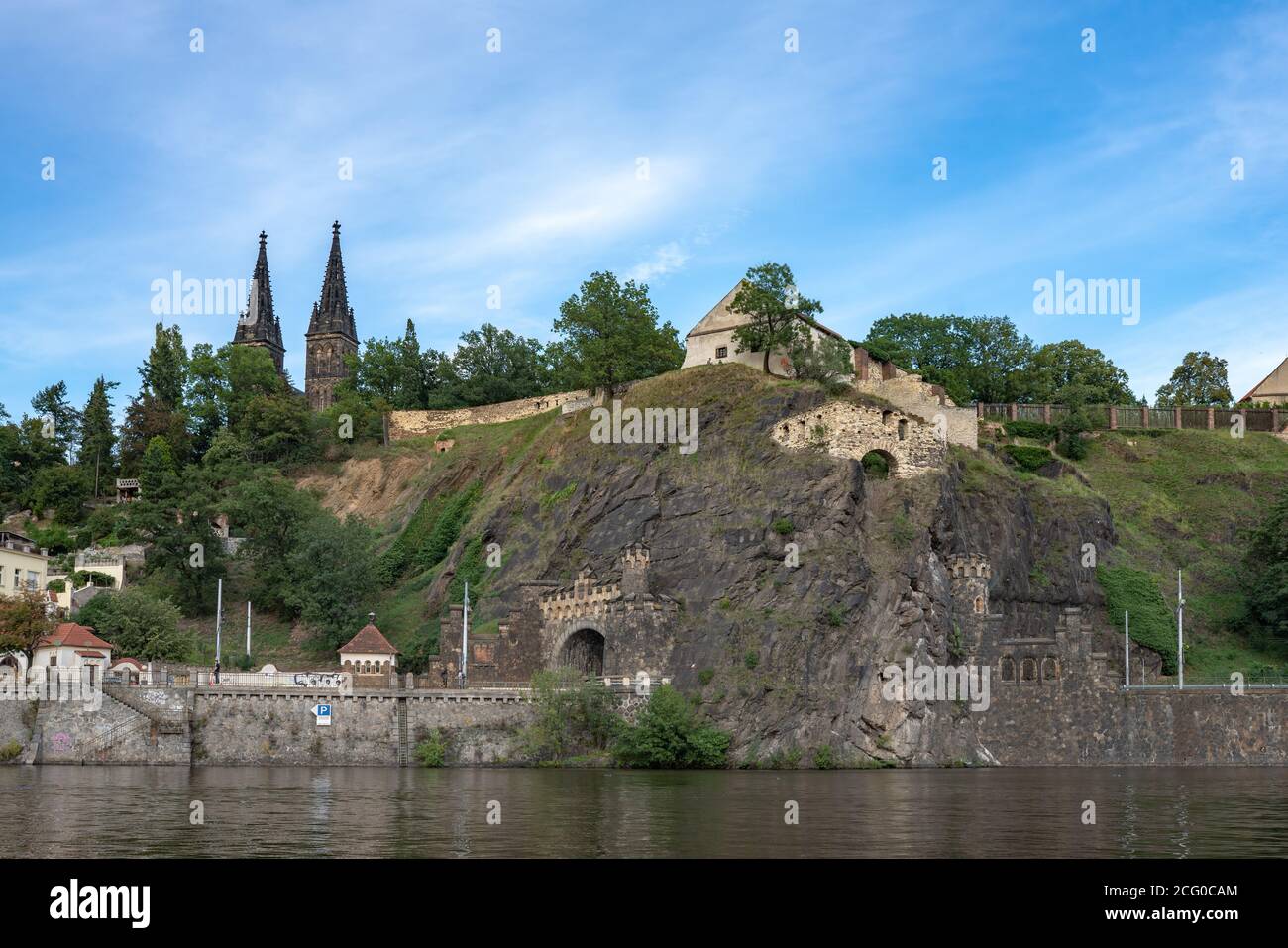 Le château de Vysehrad à Prague vu de la rivière, avec un portail de tunnel routier et des ruines de 'Libsen's Bath', une ancienne fortification médiévale. Banque D'Images