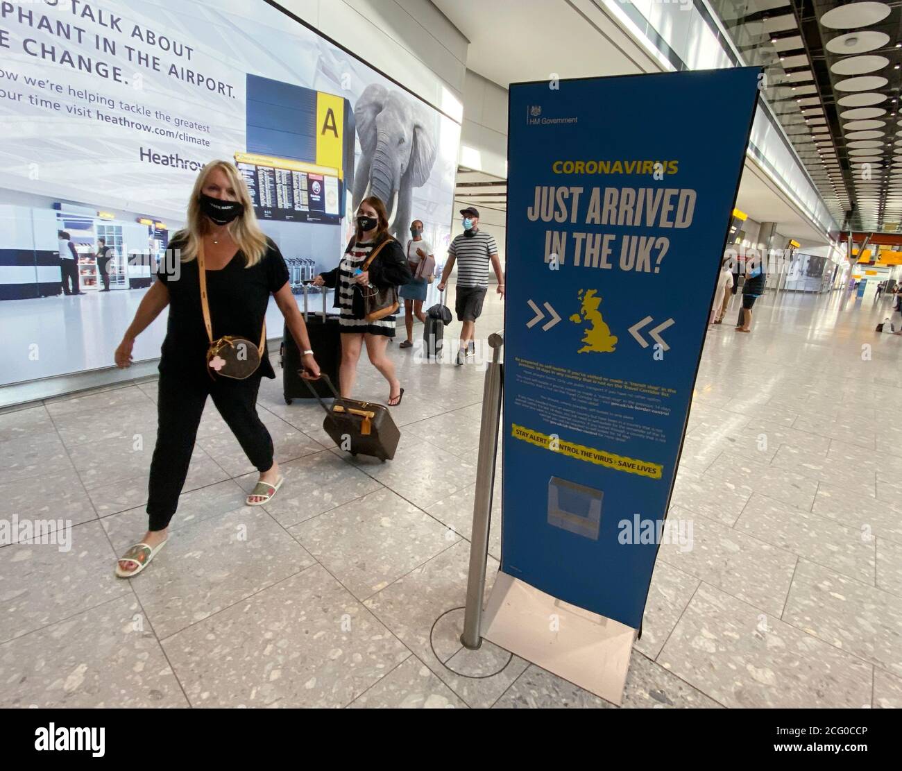 Les passagers arrivent à l'aéroport d'Heathrow à leur retour de Grèce, après que le gouvernement ait ajouté les îles de Lesvos, Tinos, Serifos, Mykonos, Crète, Santorin et Zakynthos, également connues sous le nom de Zante, à la liste de quarantaine. A partir de 4 heures du matin mercredi, les arrivées des sept îles grecques devront s'isoler pendant 14 jours - mais la Grèce continentale maintiendra son exemption de quarantaine. Banque D'Images