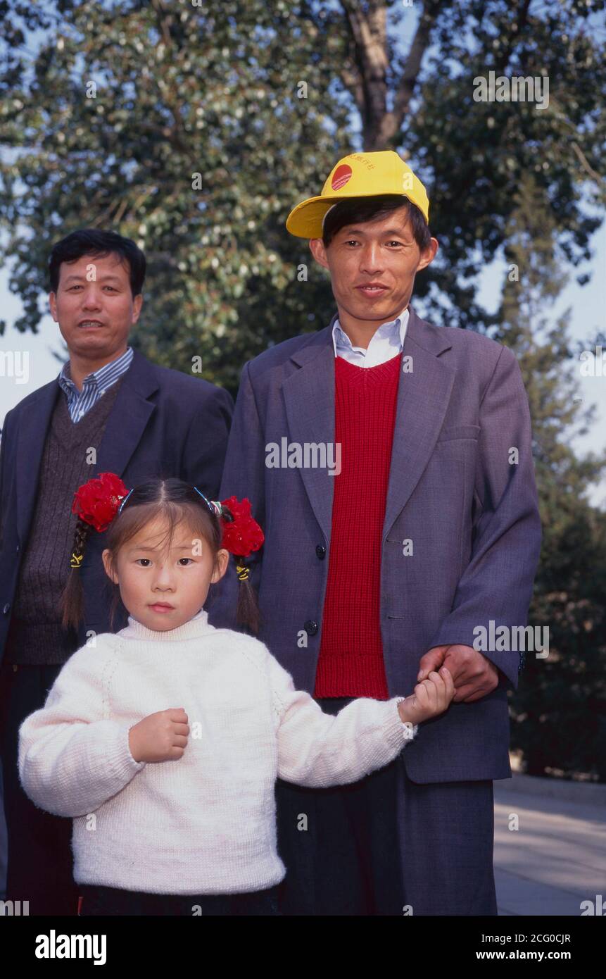 Beijing,Chine-novembre 14,2018: Petite fille chinoise avec père et oncle Banque D'Images