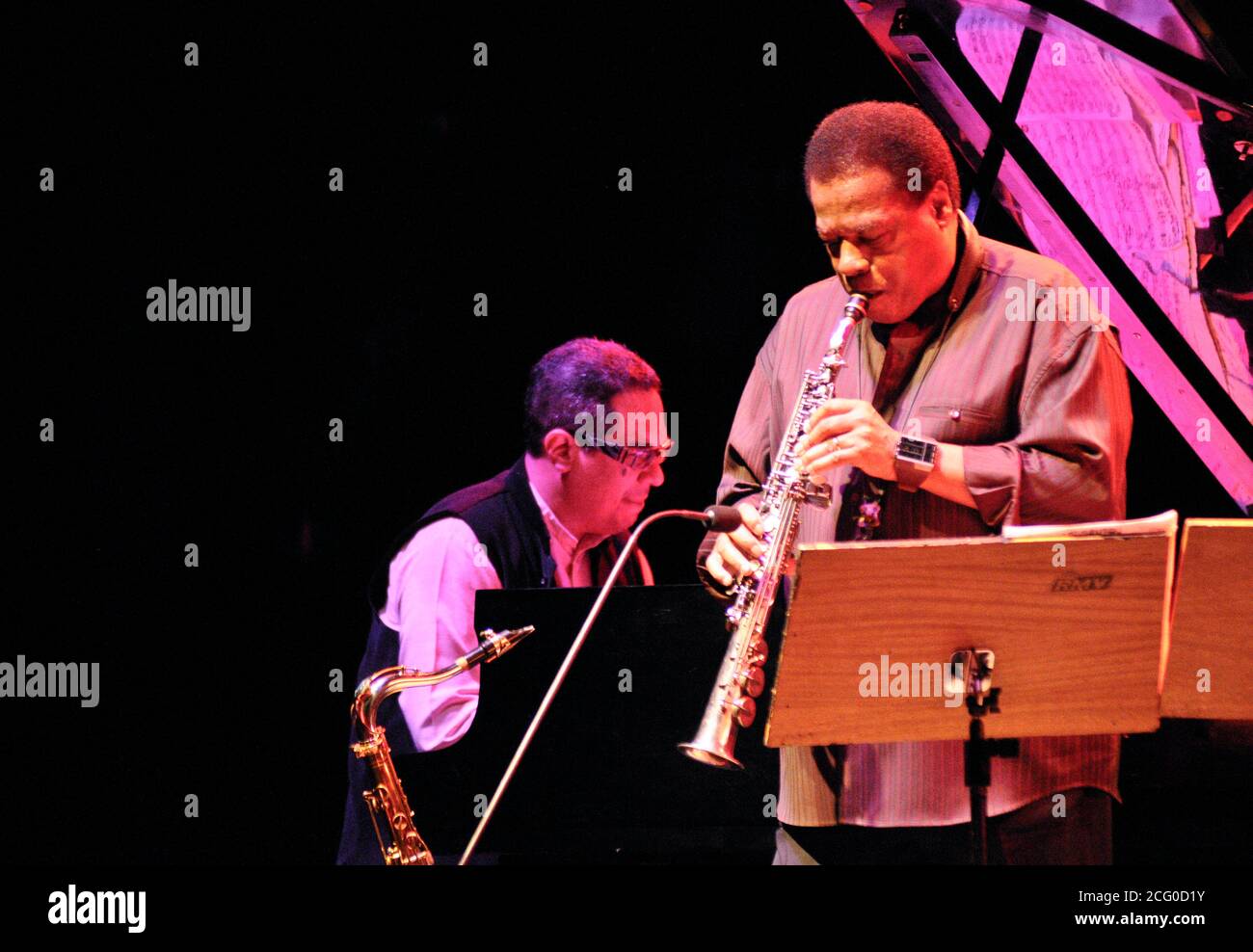 La légende du jazz Wayne Shorter se produit en direct aux côtés de Danilo Pérez (piano) Banque D'Images