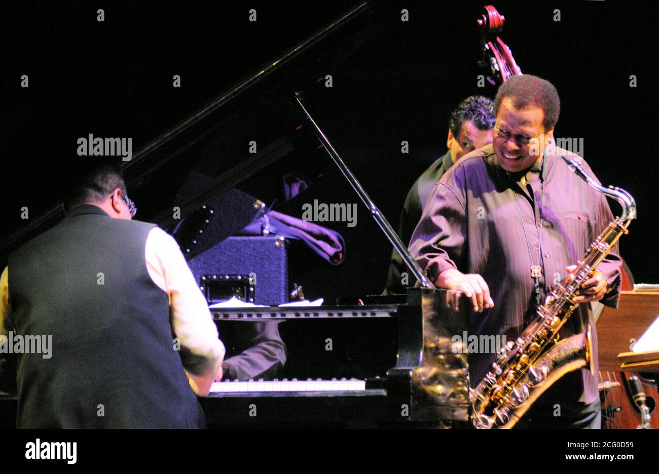 La légende du jazz Wayne Shorter se produit en direct aux côtés de Danilo Pérez (piano) Banque D'Images