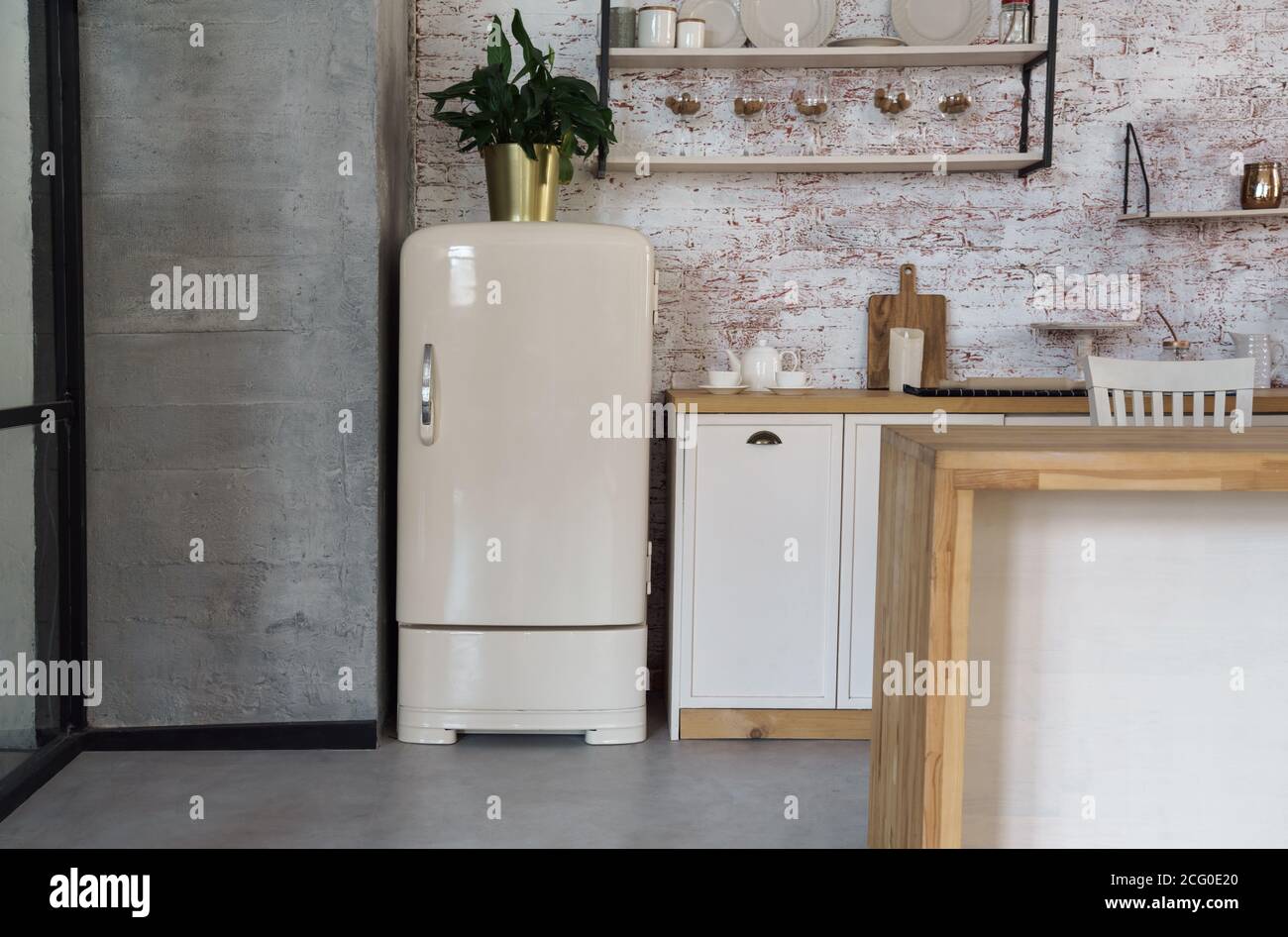 Ancien réfrigérateur rétro dans une cuisine en bois de style loft Photo  Stock - Alamy