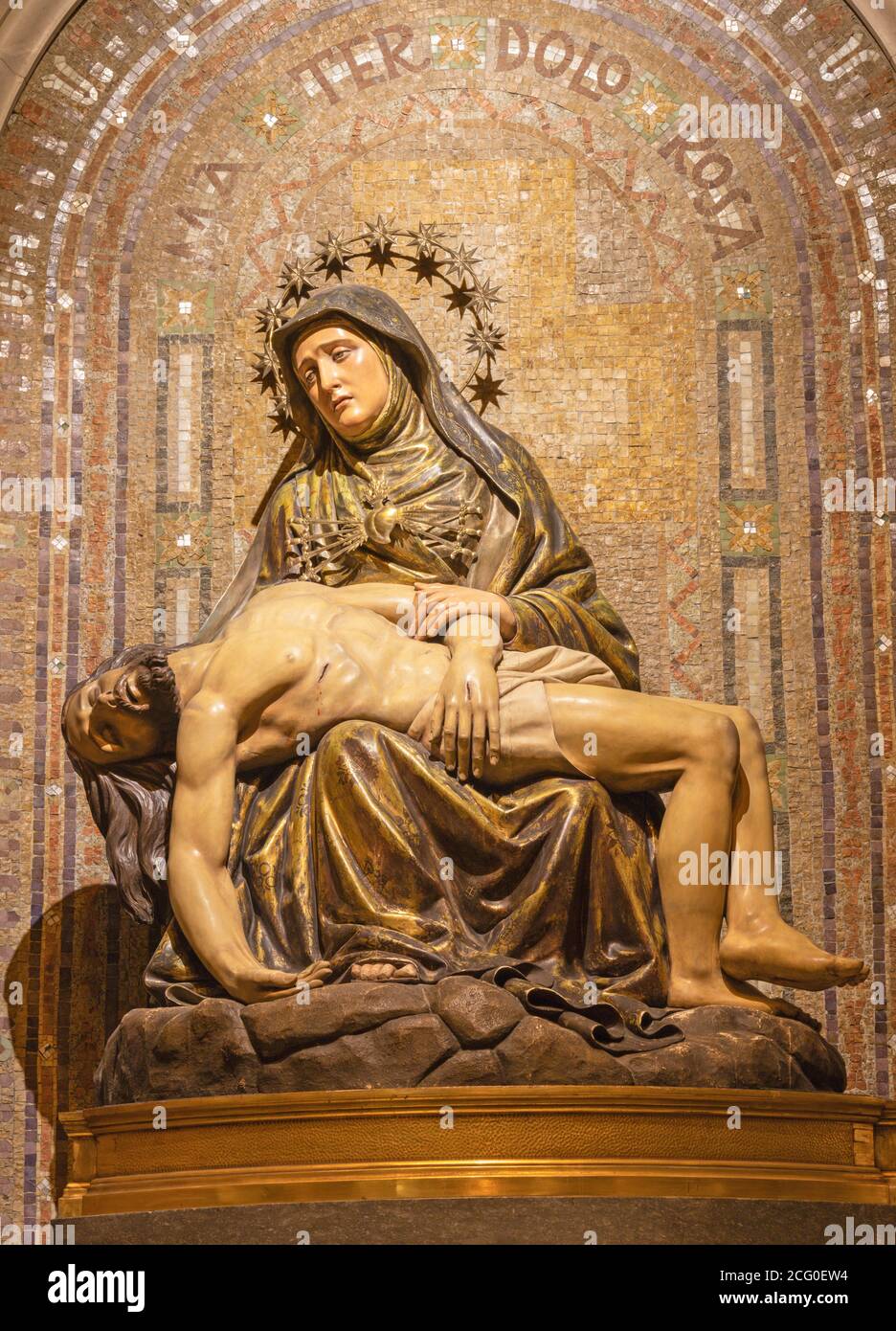 BARCELONE, ESPAGNE - 5 MARS 2020 : la sculpture polychrome sculptée de Pieta (déposition) dans l'église Iglesia Santa Maria de Gracia de Jesus. Banque D'Images