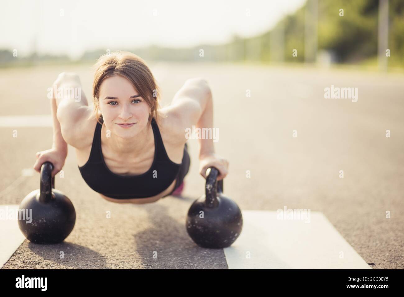 Tortoise faisant push-ups exercices sur les kettlebells. Insérer la formation croisée Banque D'Images