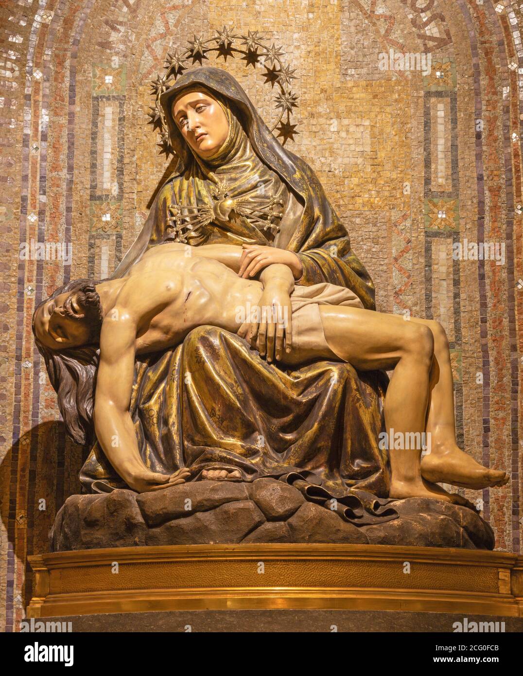 BARCELONE, ESPAGNE - 5 MARS 2020 : la sculpture polychrome sculptée de Pieta (déposition) dans l'église Iglesia Santa Maria de Gracia de Jesus. Banque D'Images