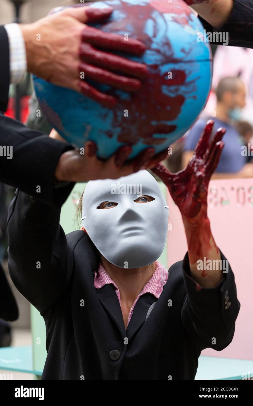 Des artistes ont frottis de sang sur le globe, manifestation de la rébellion de la « Walk of honte », Bank of England, Londres, 4 septembre 2020 Banque D'Images