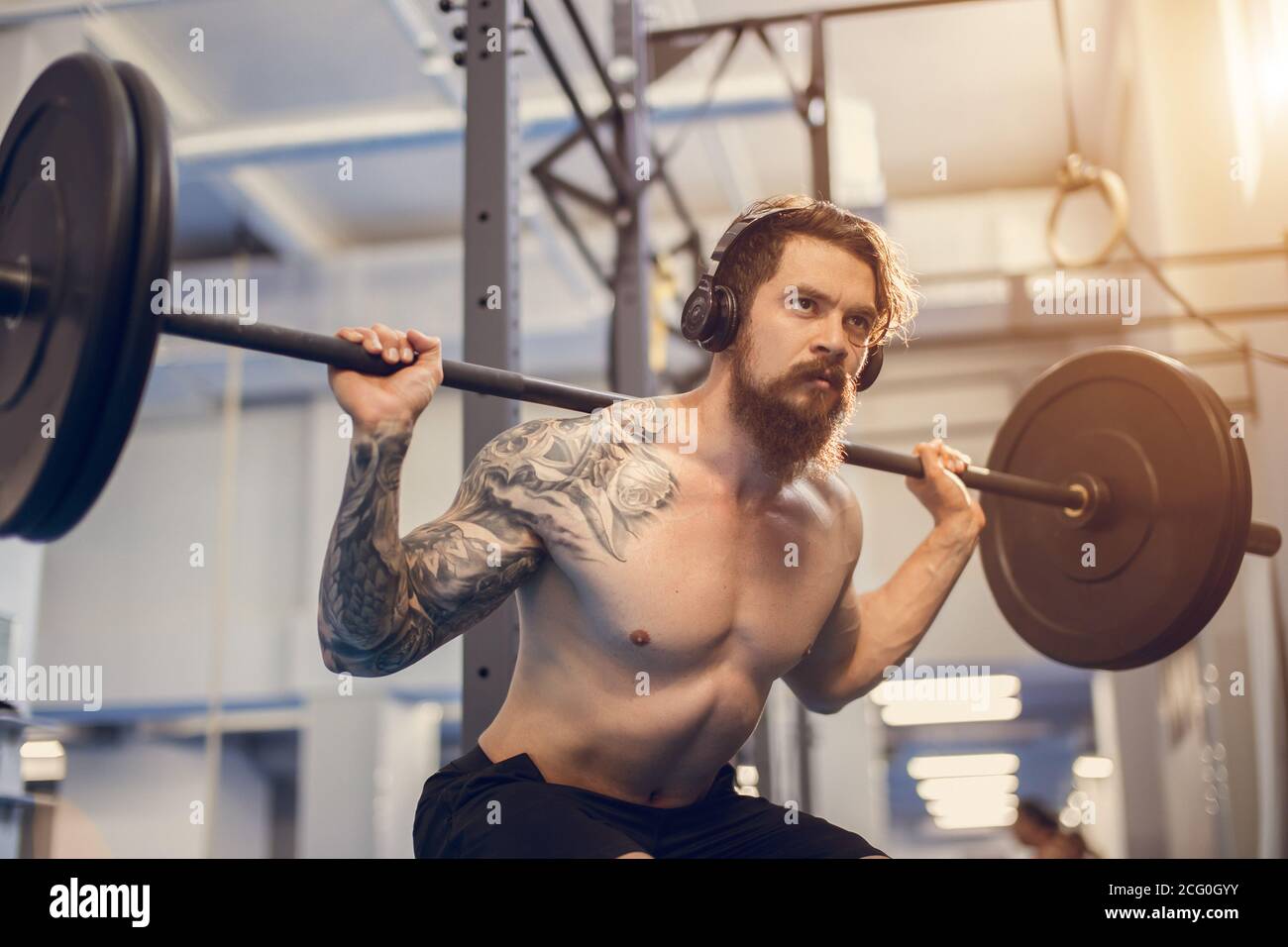 Exercice musclé avec barbell à la salle de gym. Homme athlétique de ...