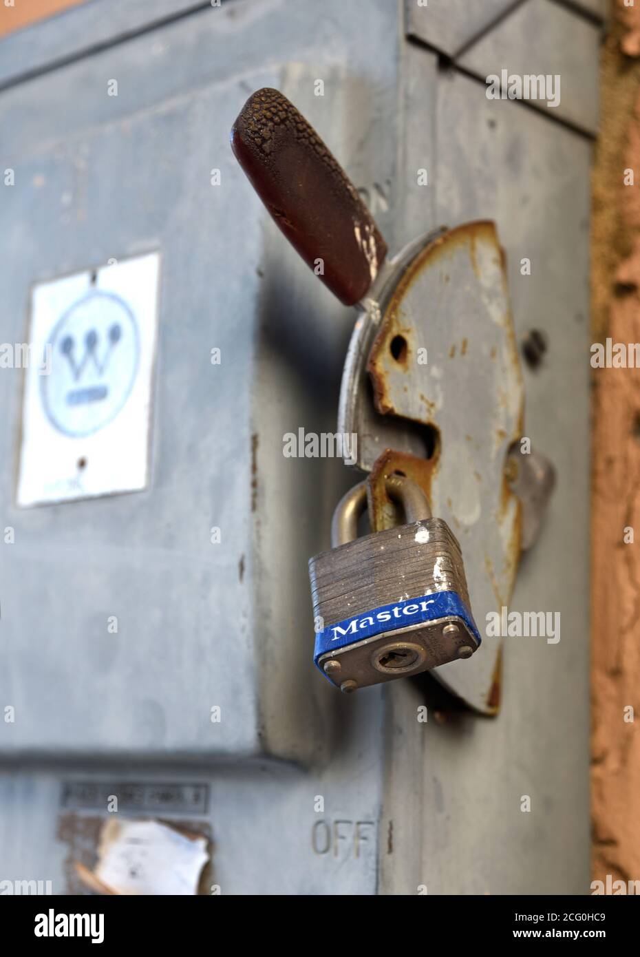 Un ancien commutateur de déconnexion électrique Westinghouse en dehors d'une entreprise à Santa Fe, Nouveau-Mexique. Banque D'Images