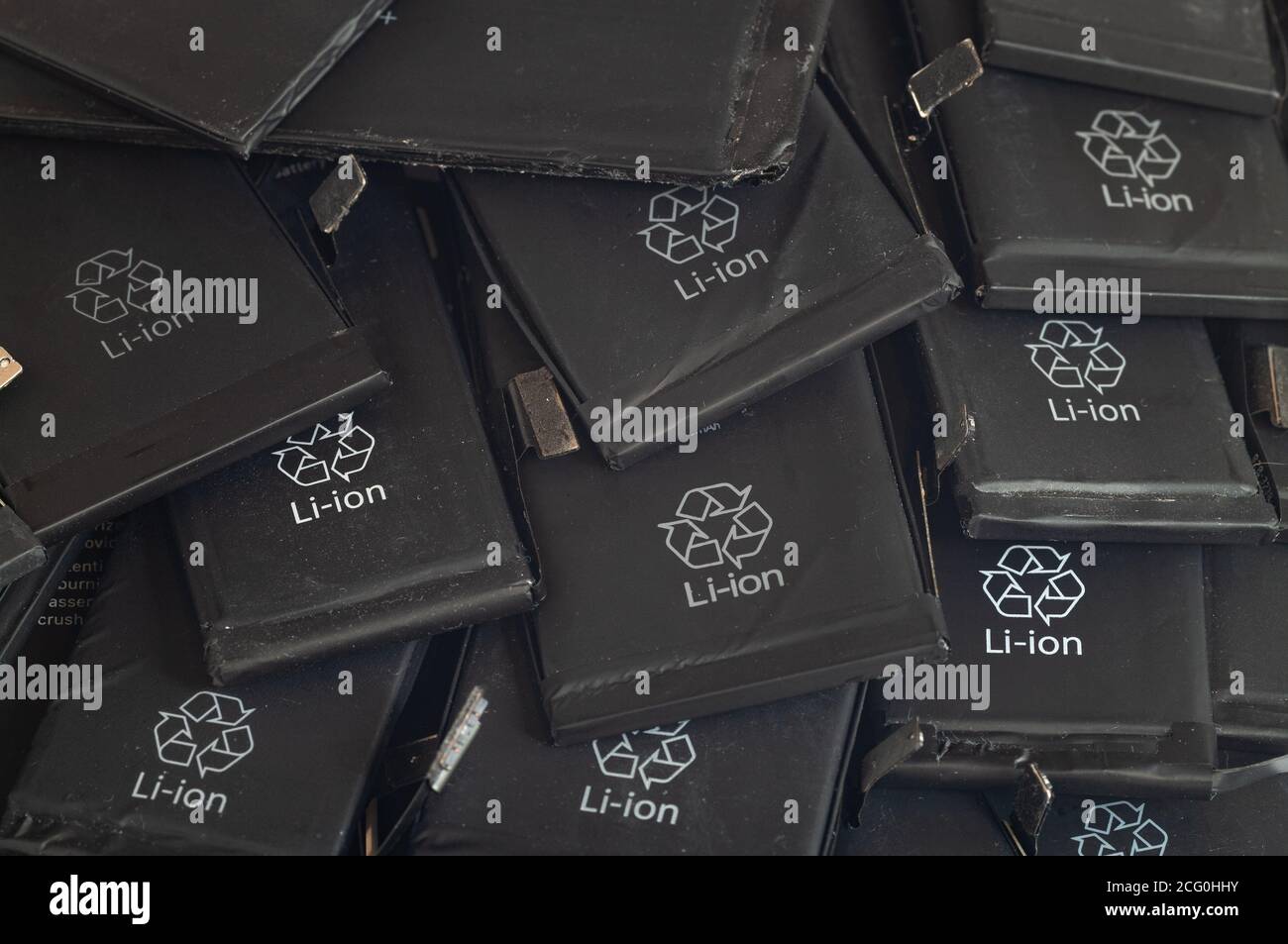 Gros plan des anciennes batteries lithium polymère de mobile préparation des téléphones pour le recyclage Banque D'Images